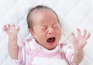 新生児の目から涙が出ないのはなぜ？赤ちゃんの目のケア方法を解説